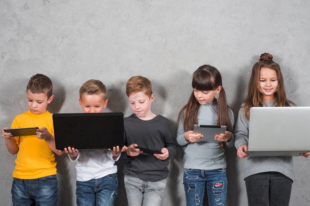 تطبيقات تعليمية مفيدة للأطفال بحسب عمرهم ودَور الآباء للاستفادة منها