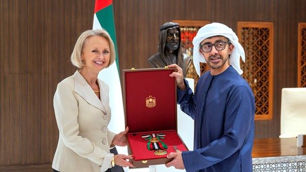 رئيس الدولة يمنح السفيرة الأميركية وسام زايد الثاني من الطبقة الأولى