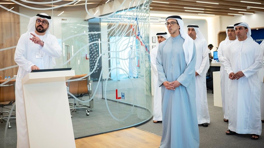 منصور بن زايد يزور المركز الوطني للأرصاد ويطلع على أبرز مشاريعه وتقنياته المتقدمة