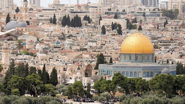 مئات المستوطنين المتطرفين يقتحمون المسجد الأقصى