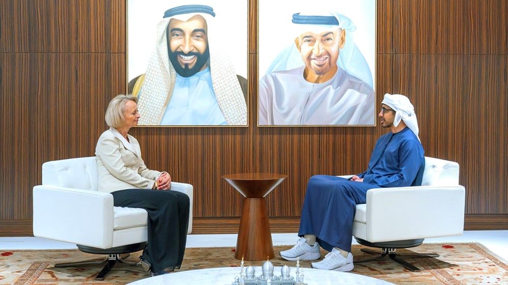 رئيس الدولة يمنح السفيرة الأميركية وسام زايد الثاني من الطبقة الأولى