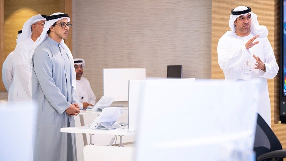 منصور بن زايد يزور المركز الوطني للأرصاد ويطلع على أبرز مشاريعه وتقنياته المتقدمة