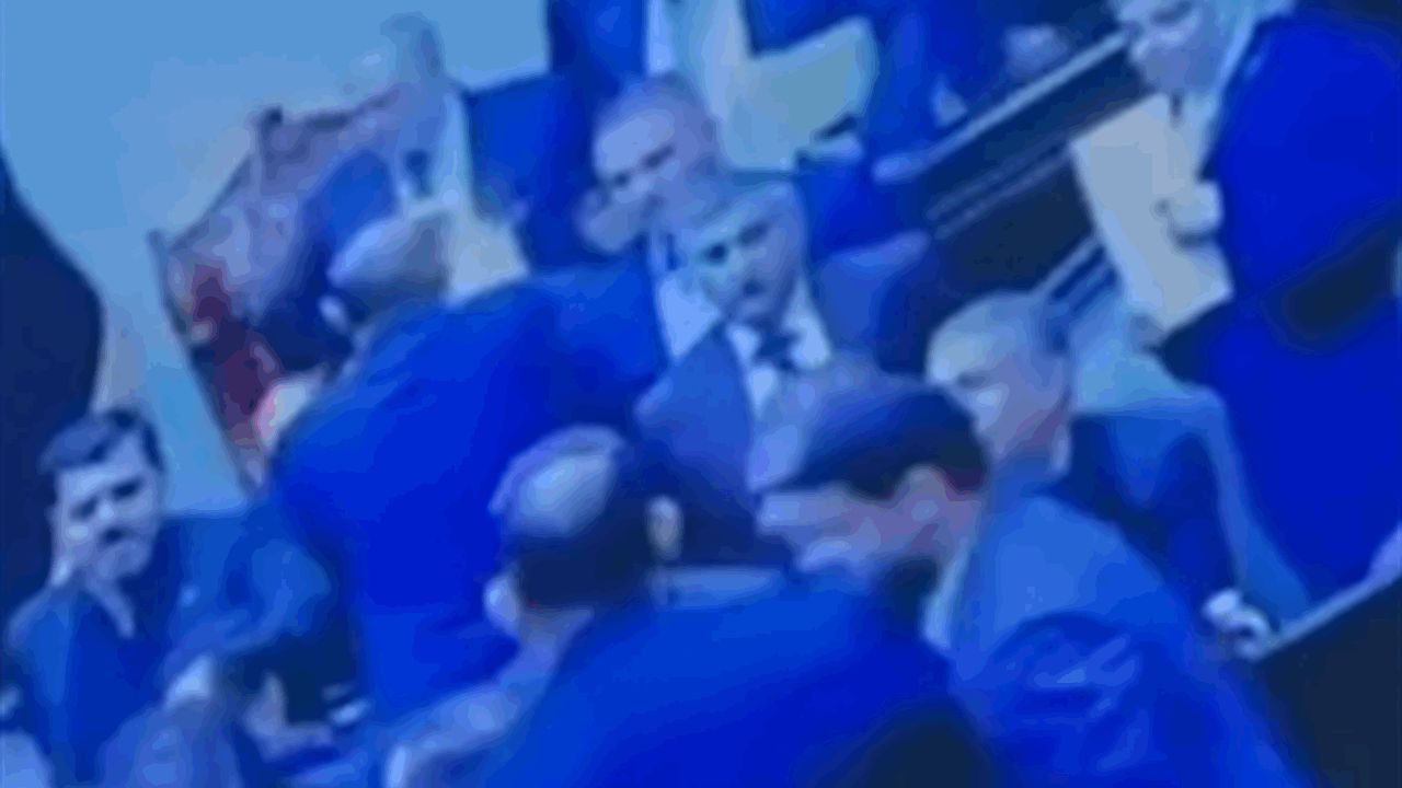 تدافع بالرئاسة واشتباك بين النواب.. تفاصيل ما حدث داخل جلسة البرلمان اليوم