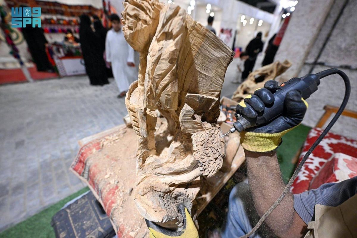 «النحت على الخشب» حرفة تستقطب زوار مهرجان «بيت حائل»
