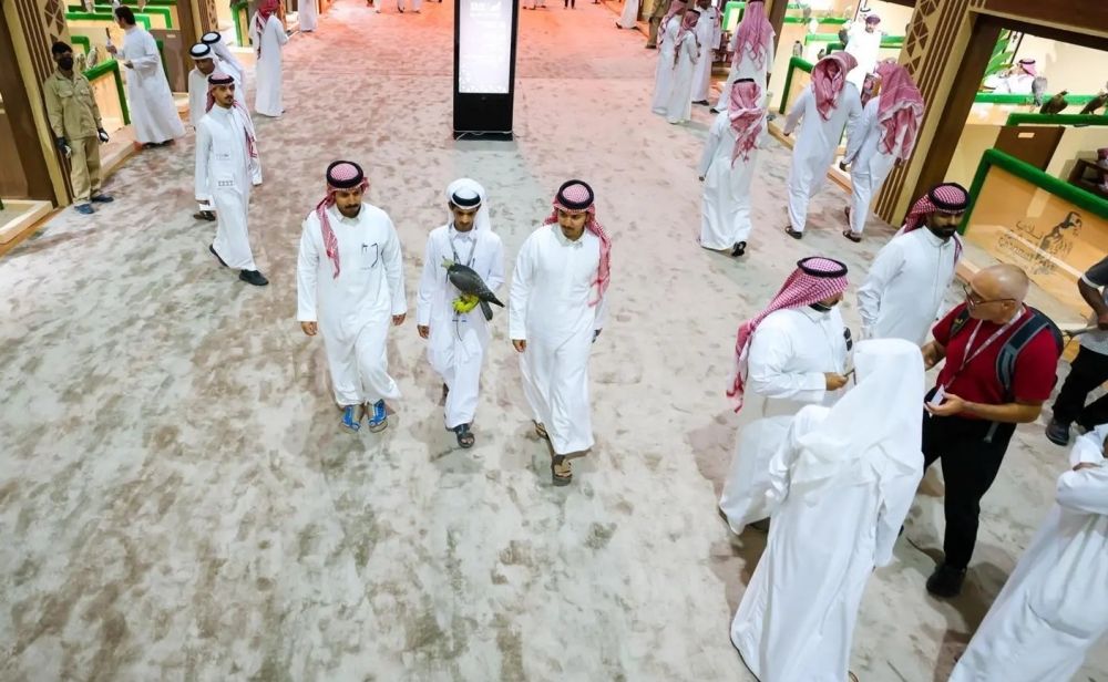 أخبار من السعودية.. يستمر 20 يومًا.. خبراء عالميون يشاركون في مزاد الصقور بالرياض