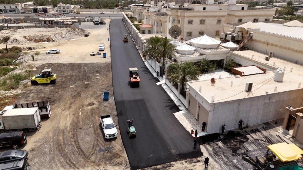أخبار من السعودية.. بمساحة 50 ألف م2.. بدء أعمال تطوير الشوارع الداخلية في القديح