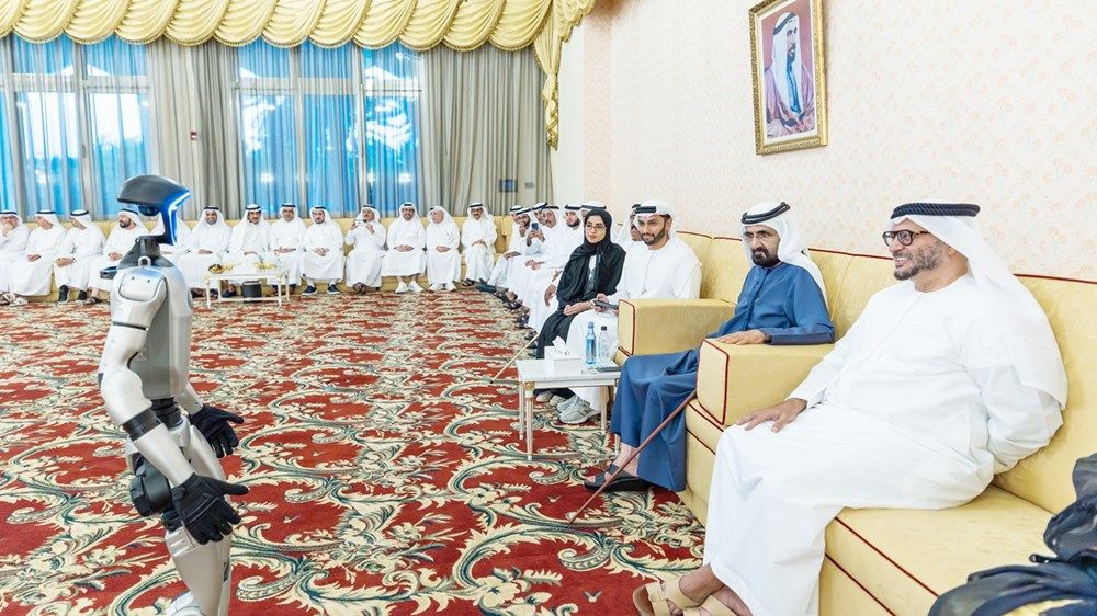 محمد بن راشد يلتقي جمعاً من أعيان البلاد ورجال الأعمال والمستثمرين ومسؤولي الجهات والدوائر الحكومية
