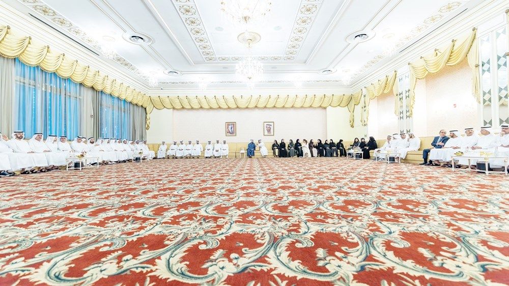 محمد بن راشد يلتقي جمعاً من أعيان البلاد ورجال الأعمال والمستثمرين ومسؤولي الجهات والدوائر الحكومية