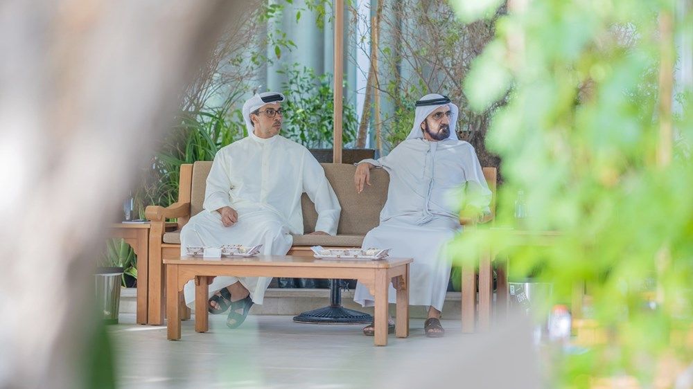 محمد بن راشد يلتقي منصور بن زايد ويبحثان سبل تعزيز مسيرة التنمية الشاملة في دولة الإمارات