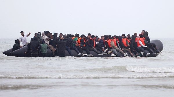 بريطانيا تبدأ إعادة المهاجرين غير الشرعيين إلى فرنسا