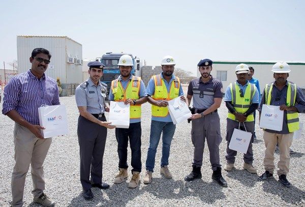 شرطة أبوظبي و"أبوظبي الأول" ينفذان مبادرة "برد صيفهم" للعمال