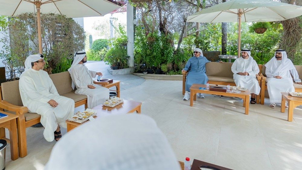 محمد بن راشد يلتقي منصور بن زايد ويبحثان سبل تعزيز مسيرة التنمية الشاملة في دولة الإمارات
