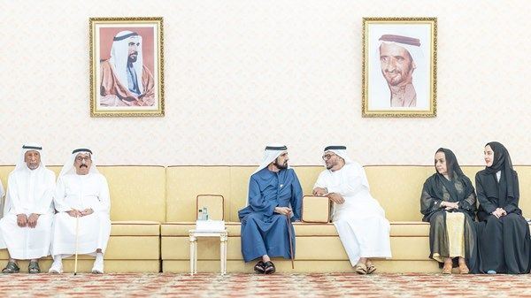 محمد بن راشد يلتقي جمعاً من أعيان البلاد ورجال الأعمال والمستثمرين ومسؤولي الجهات والدوائر الحكومية