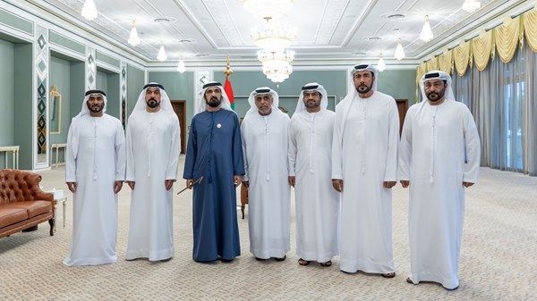 محمد بن راشد يلتقي عدداً من اللواءات المتقاعدين في شرطة دبي