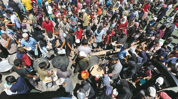 20 قتيلاً بانقلاب شاحنة مساعدات في مخيم النصيرات بغزة