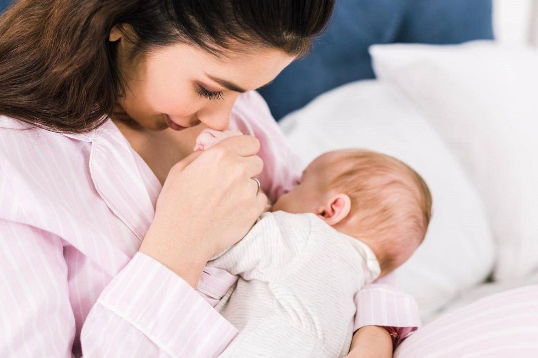 في أسبوع الرضاعة الطبيعية: هل استمرارها بعد العامين يسبب مخاطر على الطفل والأم؟