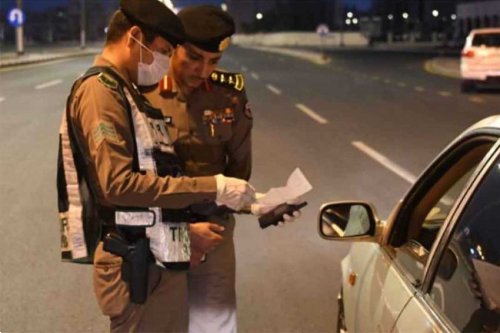 ابتداءً من اليوم.. أفراد المرور ينتشرون في شوارع الرياض لرصد مخالفة جديدة قيمتها 3000 ريال