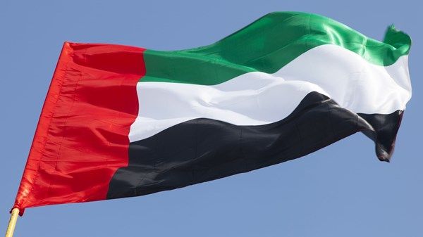 علَم الدولة يرفرف على أعلى قمة جبل في أوروبا