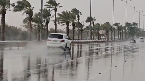 أمطار مصحوبة بالبرَد في العين