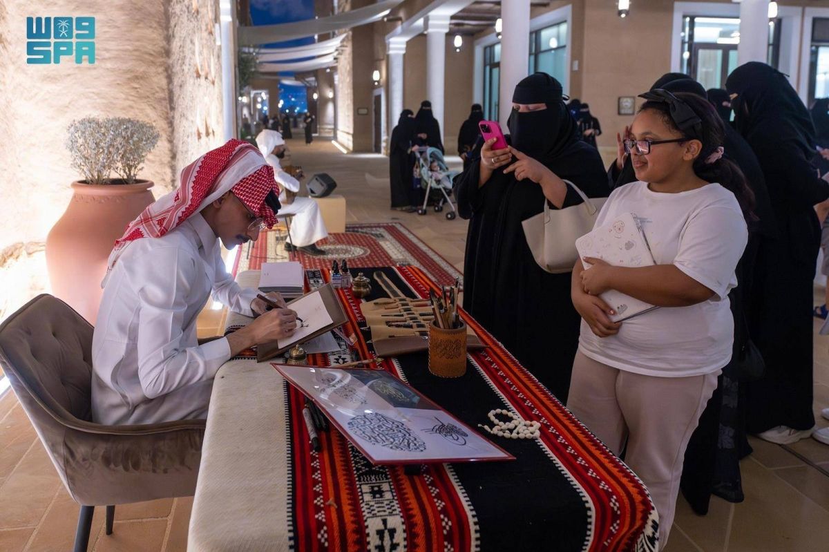 «صيف الزلال»..  الخط العربي يفتح آفاق الإبداع ويستقطب الزوار