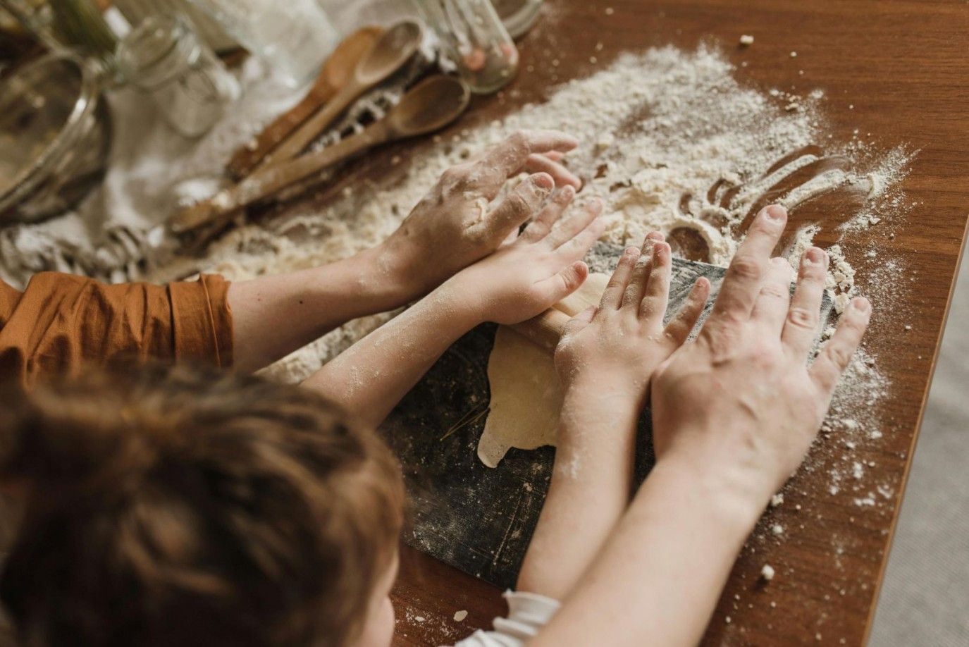 مغامرات الأطفال الكارثية في المطبخ.. تجارب على ألسنة الأمهات