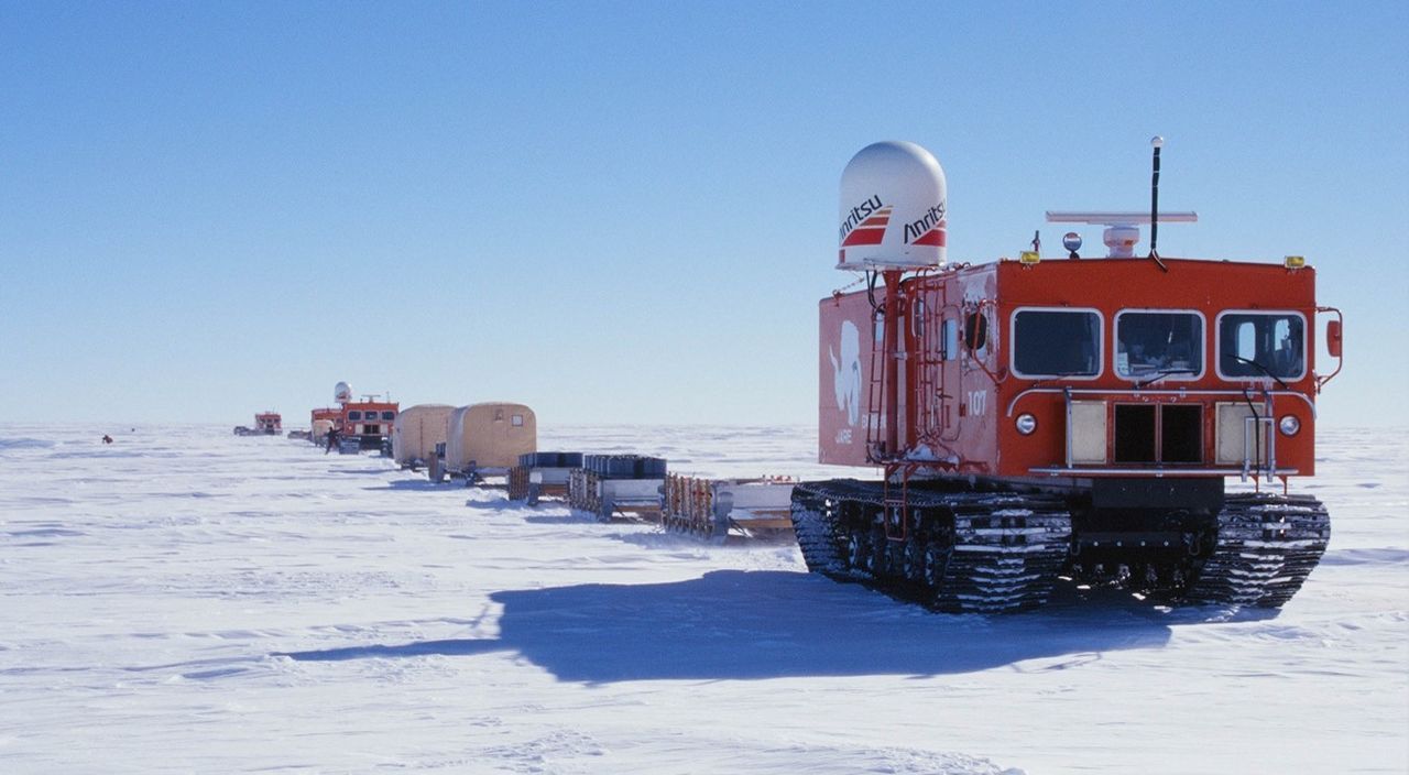 ثلاث مركبات ثلجية كبيرة (snowcats) قامت بسحب 22 مزلجة في مهمة البحث عن النيازك. (بإذن من المعهد الوطني للبحوث القطبية)