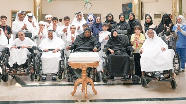 خيرية الشارقة تختتم مخيمها الطلابي بزيارة دار المسنين