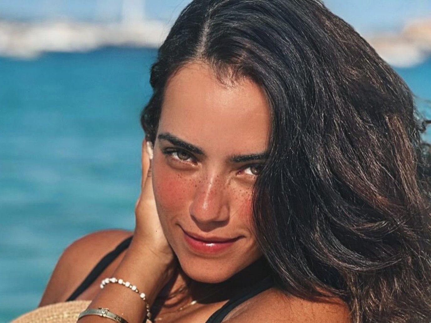 آية سليم بطلة كليب حبك لو غلطة لـ تامر حسني تستنجد من مطار باريس.. إليكم التفاصيل