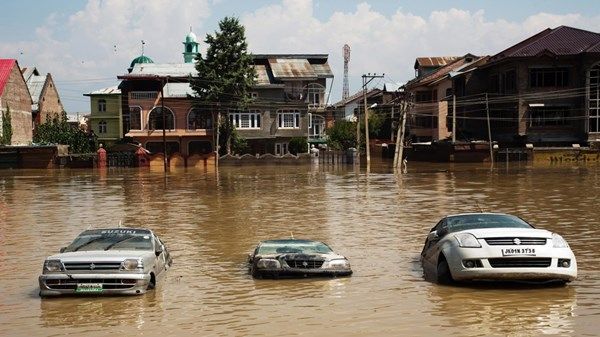 عشرات القتلى جراء الفيضانات في كشمير الهندية