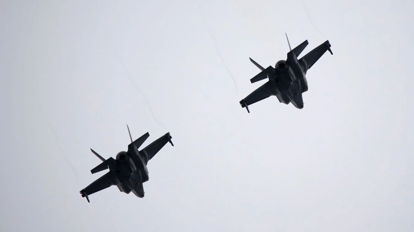 قمة ترامب - بوتين تبدأ رسمياً وطائرات F-22 تحلق فوقهما