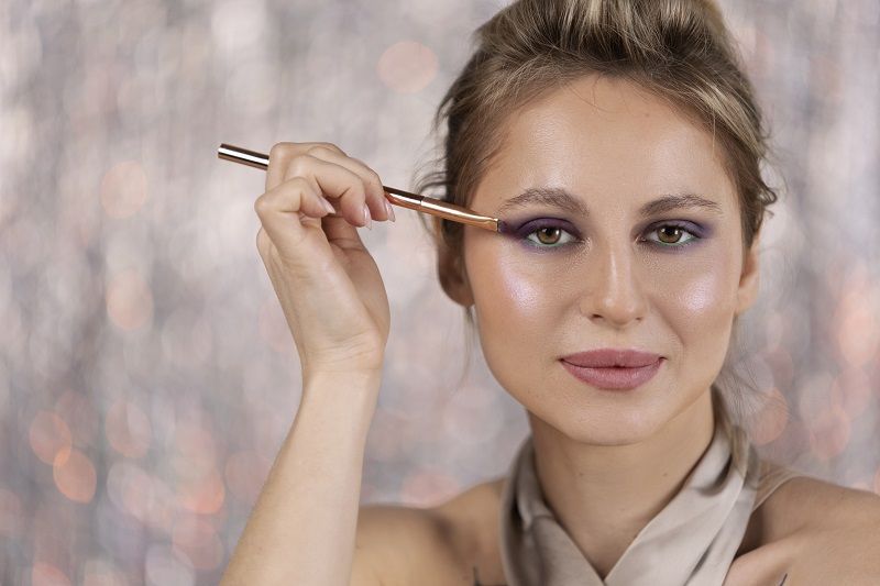 مكياج لتوسيع العيون الصغيرة.. خطوات سهلة تمنحك نظرة أكثر اتساعاً