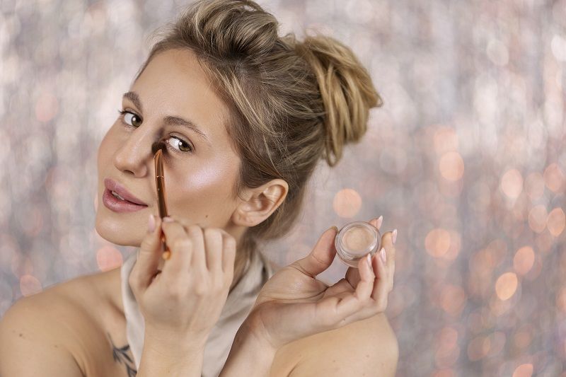 مكياج لتوسيع العيون الصغيرة.. خطوات سهلة تمنحك نظرة أكثر اتساعاً