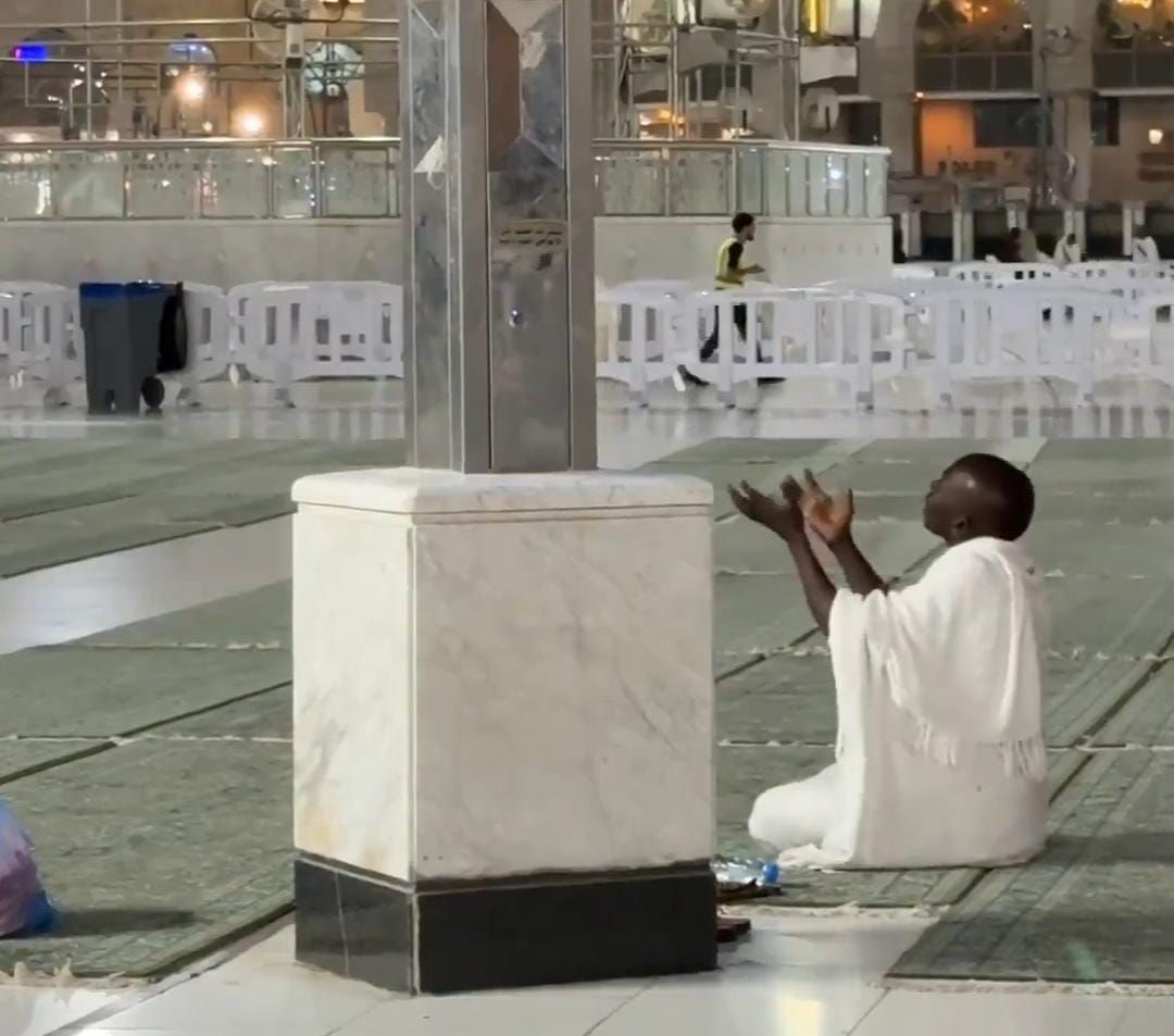 مشهد مؤثر لمعتمر يناجي الله بحرقة وخشوع في المسجد الحرام.. فيديو
