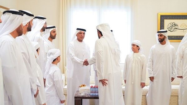 سعود بن صقر يقدم واجب العزاء في وفاة حرم حمد بن رحمه الشامسي