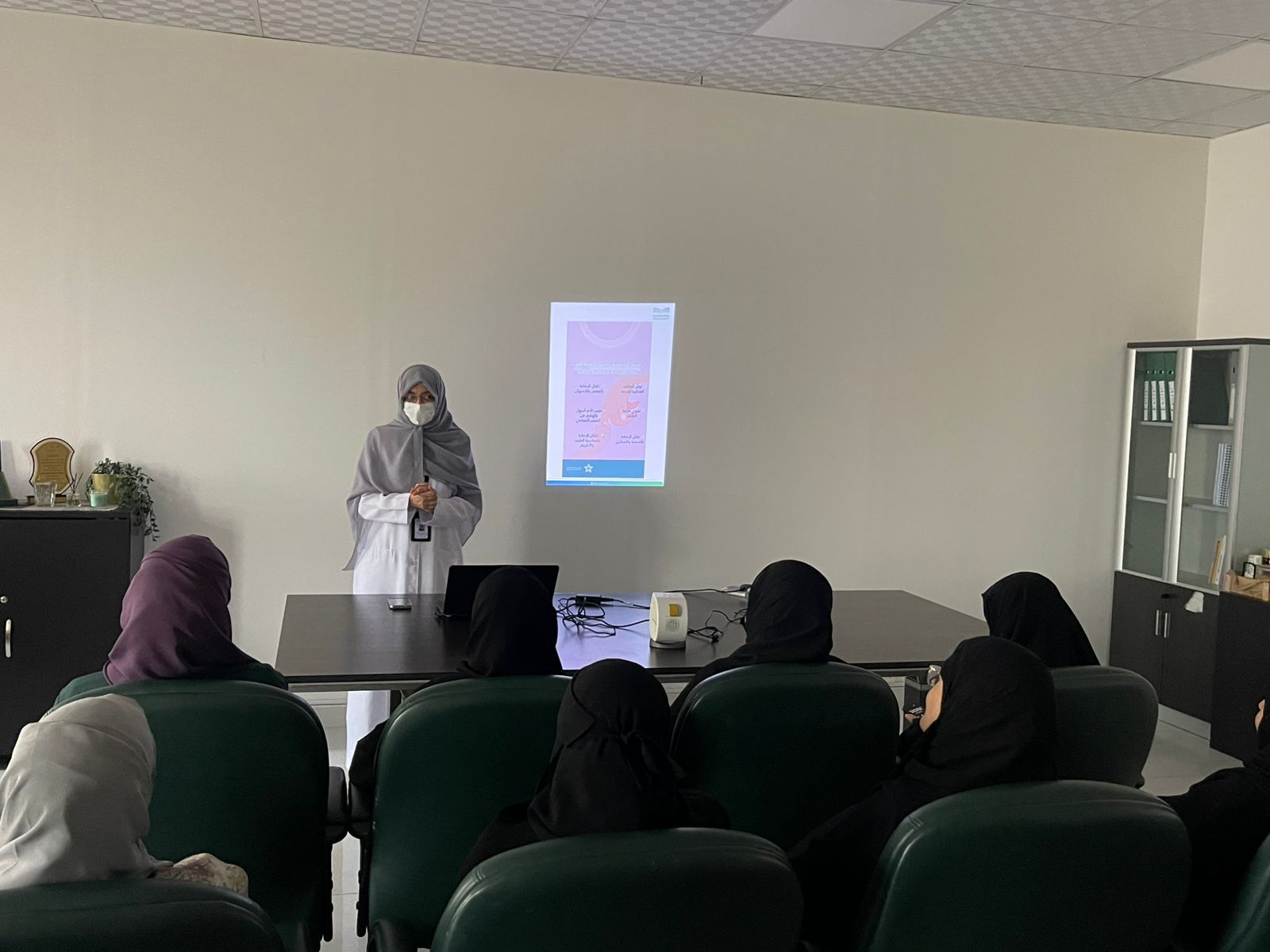 “الفرق الصحية” بمجمع الملك عبدالله الطبي تنفذ برنامجًا توعويًا عن الرضاعة الطبيعية.. صور