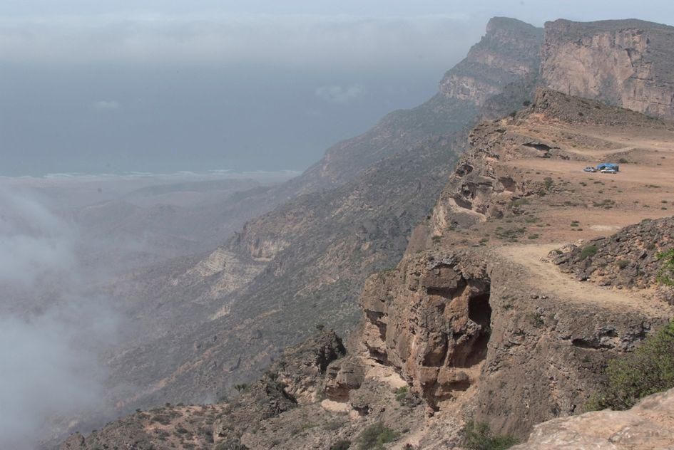لقطات تُظهر الارتفاع الشاهق لجبل سمحان الذي سقط منه سعود القحطاني