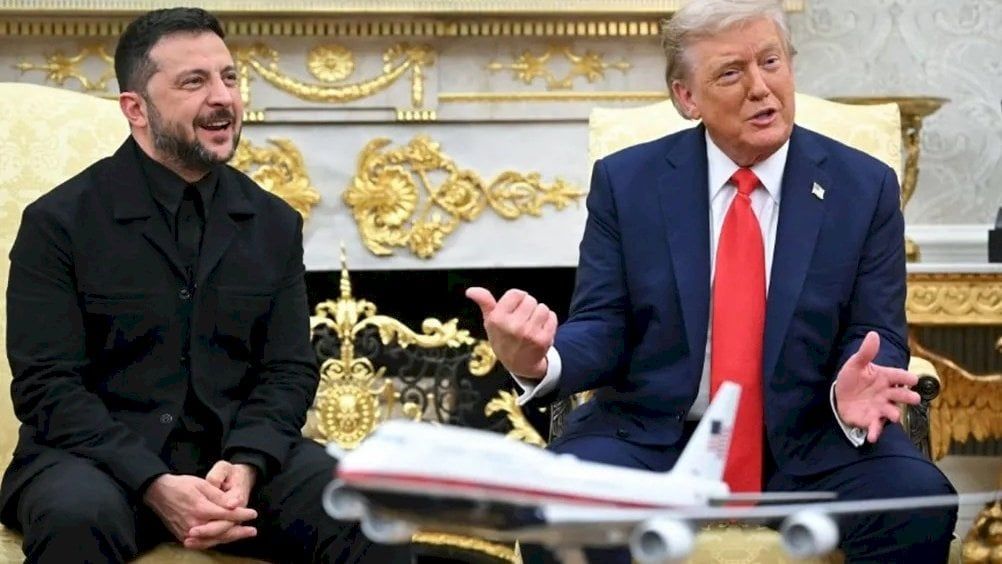 زيلينسكي عاد لينتقم.. أخذ بثأره من "صحفي سؤال البدلة"