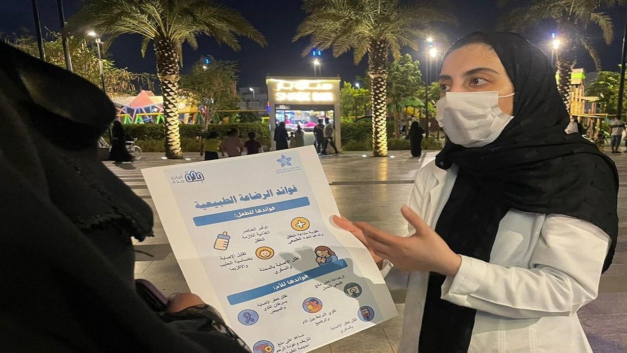 “الفرق الصحية” بمجمع الملك عبدالله الطبي تنفذ برنامجًا توعويًا عن الرضاعة الطبيعية.. صور