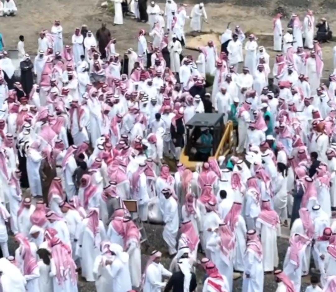 جنازة مهيبة للشاعر سعود القحطاني ووالده يودعه بكلمات مؤثرة .. فيديو
