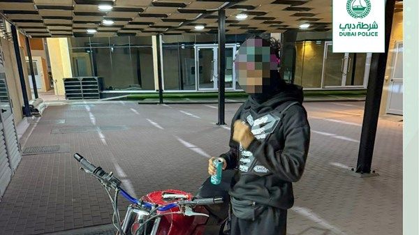 شرطة دبي تضبط شاباً أحدث فوضى بدراجته النارية في منطقة الخوانيج
