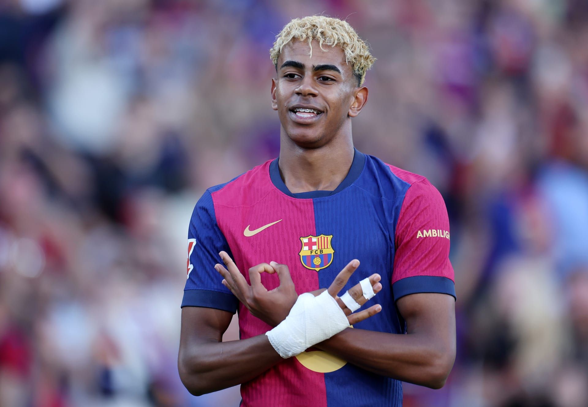شاهد بالفيديو.. أبهر الحاضرين والمتابعين بمهاراته العالية.. ظهور لاعب سوداني ناشئ أطلق عليه الجمهور لقب لامين يامال الصغير بأحد الملاعب العربية