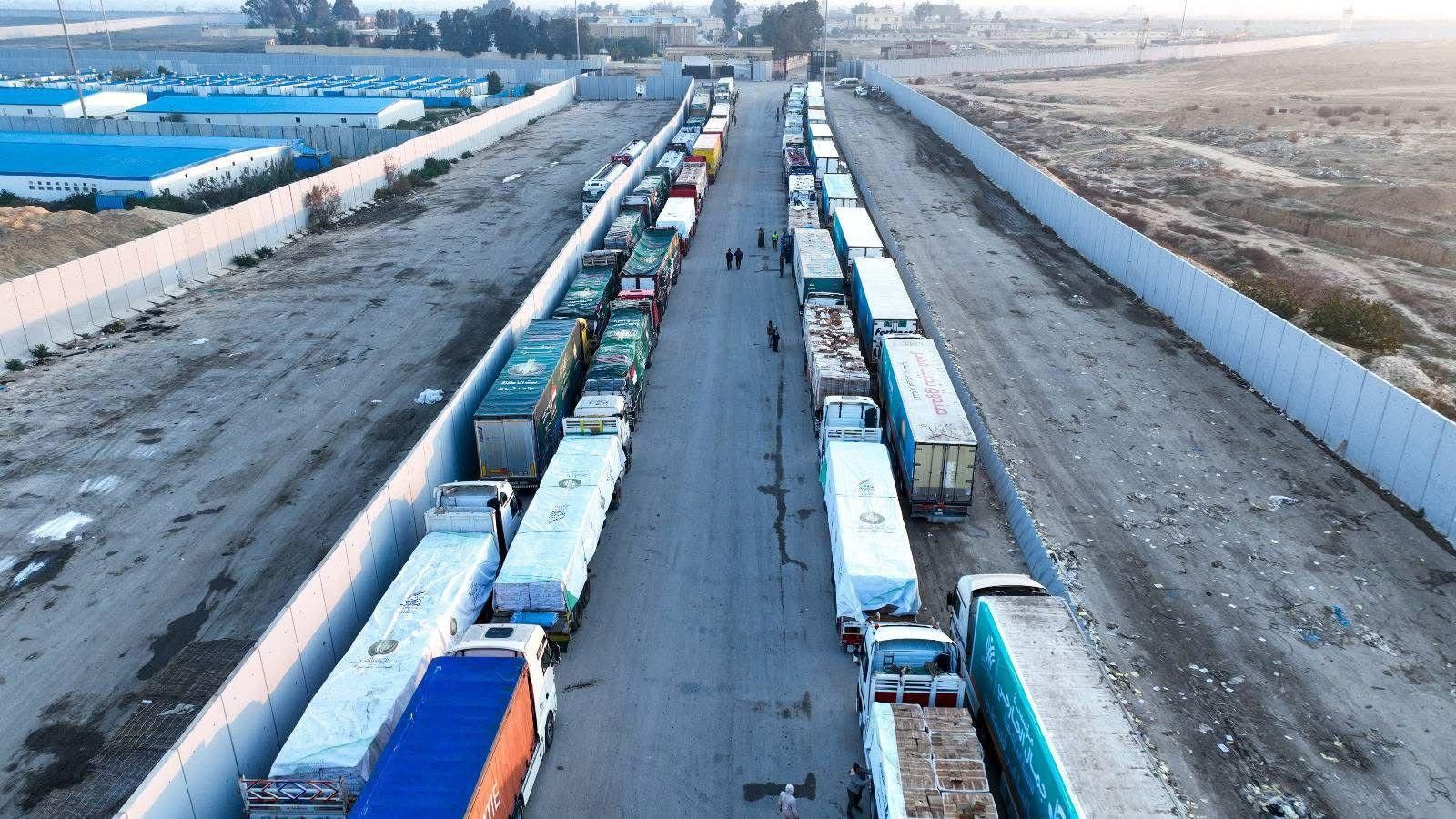 بالصور: الهلال الأحمر المصري يدفع 180 شاحنة تحمل 4400 طن مساعدات إلى غزة