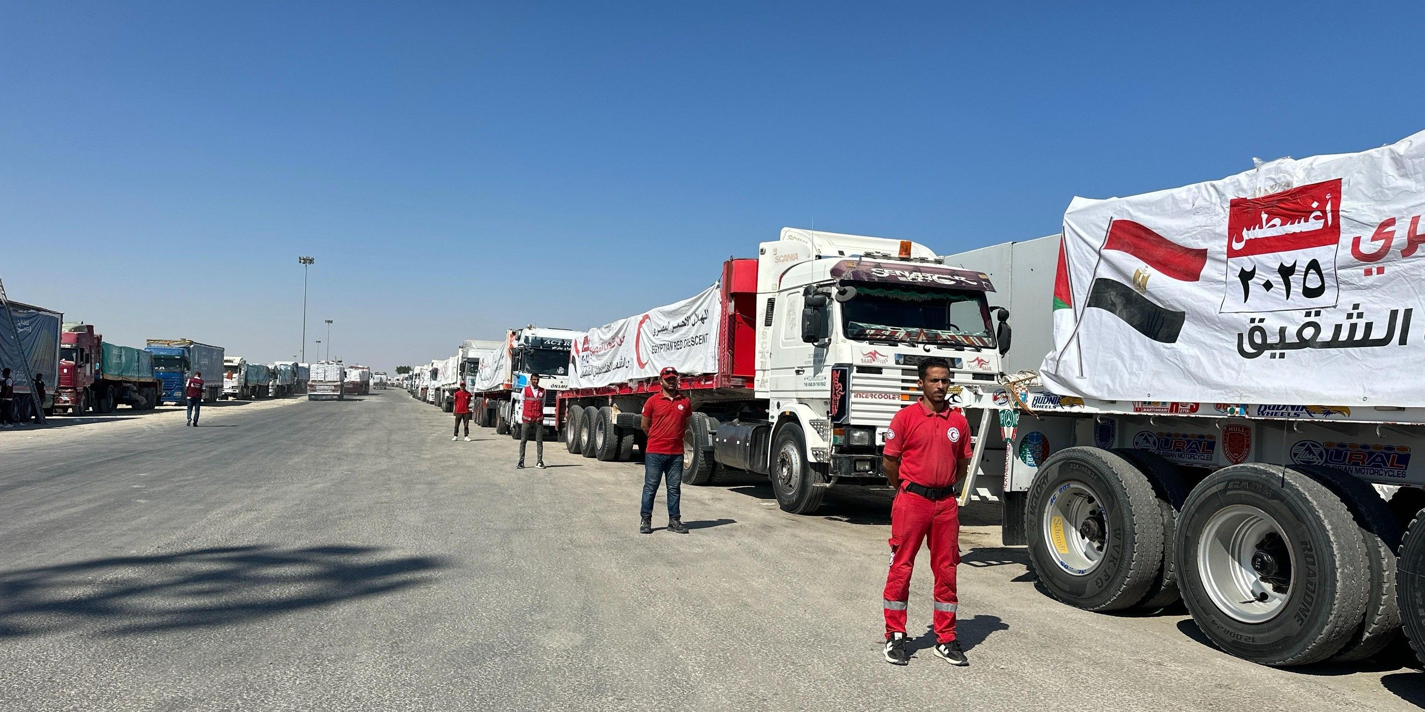 بالصور: الهلال الأحمر المصري يدفع 180 شاحنة تحمل 4400 طن مساعدات إلى غزة