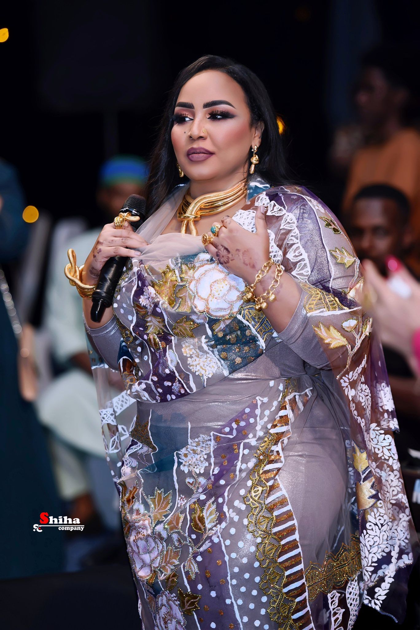 شاهد بالفيديو.. “السلطانة في حائل عاملة عمائل”.. الفنانة هدى عربي تشعل حفل غنائي بالسعودية والمغتربون يفقدون السيطرة ويستعرضون في الرقص