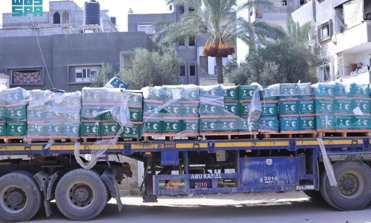 وصلت قافلة إغاثية سعودية جديدة إلى وسط قطاع غزة من مركز الملك سلمان للإغاثة