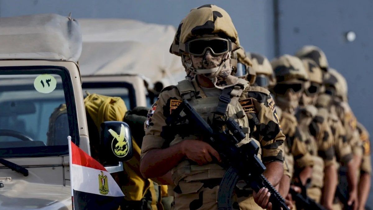 الجيش المصري يعزز وجوده على حدود غزة