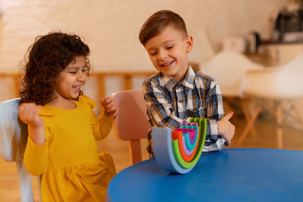 كيف أساعد طفلي على تكوين صداقات جديدة في المدرسة؟