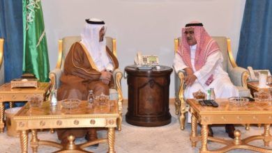 نائب أمير مكة المكرمة يقدم التعازي للأمير فهد بن مقرن في وفاة والدته