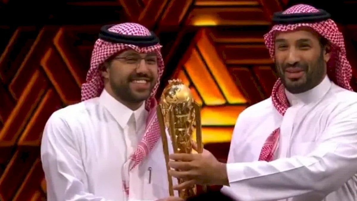 محمد بن سلمان يتوج شباب السعودية بكأس العالم للرياضات الإلكترونية (فيديو)