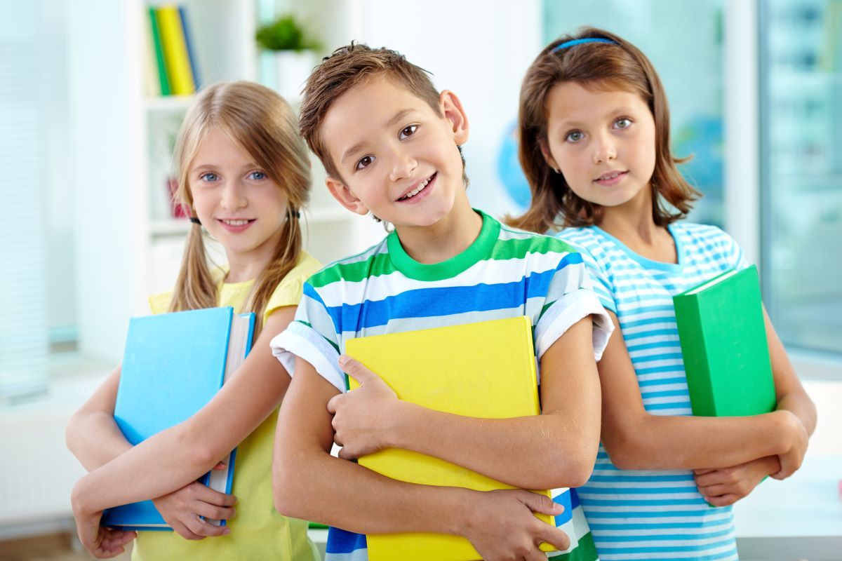 كيف أساعد طفلي على تكوين صداقات جديدة في المدرسة؟